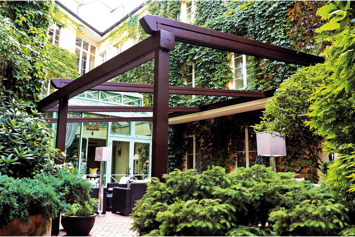 Pergola adossée à toile rétractable avec toit incliné - ref. Gold