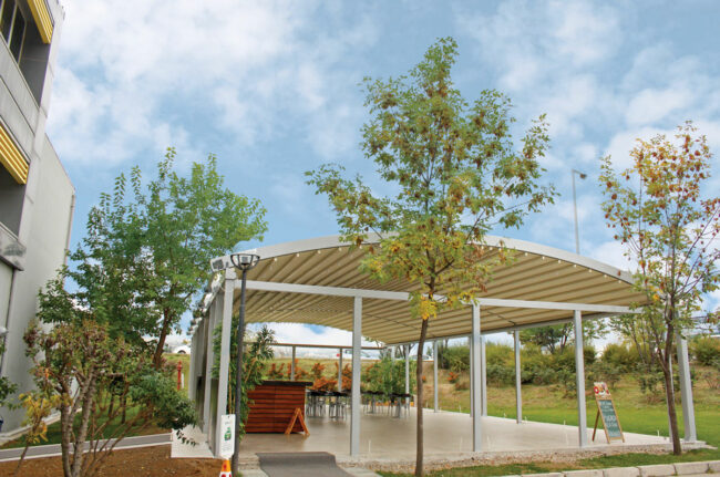 Pergola à toile rétractable autoportée à toit arrondi à toit arrondi - ref. Pearl Eco